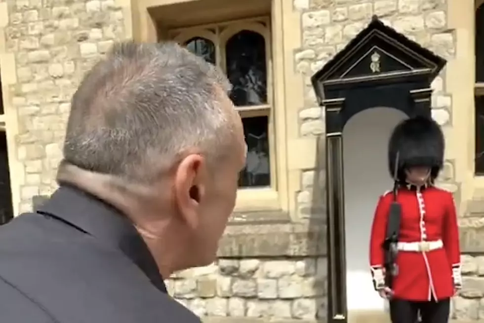 Watch Hank Azaria Try to Crack a Royal Guard With ‘Simpsons’ Voices